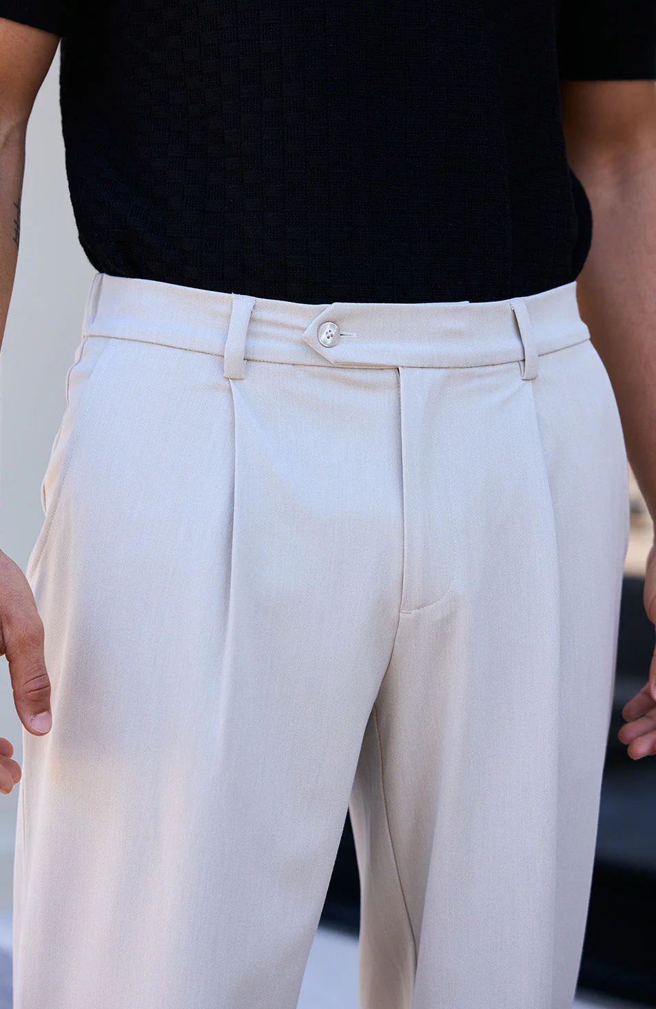 Como Relaxed Fit Pleated Tailored Pants in Beige - Image 4