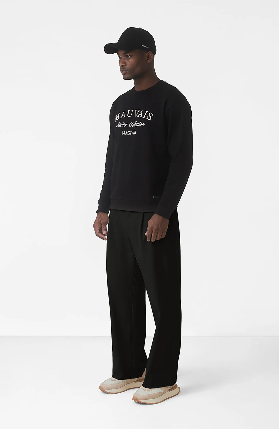 Como Relaxed Fit Pleated Tailored Pants in Black - Image 4